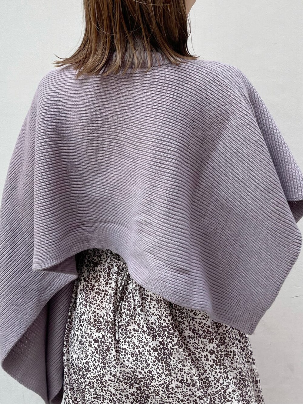 ブラウン系のワンピース、ベージュ系のブーツ、パープル系のニット/セーターを着用したレディースの秋コーディネートの7枚目の写真