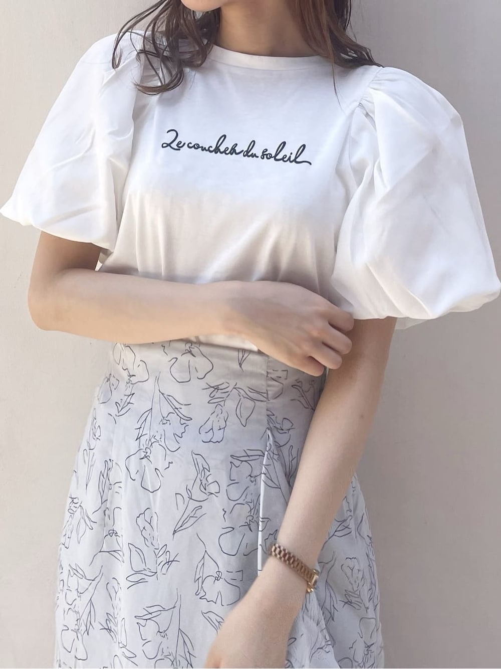 パープル系のサンダル、グレー系のスカート、ホワイト系のTシャツ/カットソーを着用したレディースの夏コーディネートの5枚目の写真