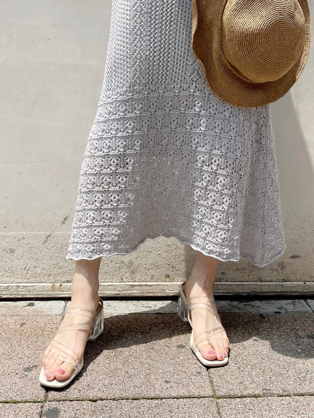 ブルー系のワンピース、その他のサンダル、その他のサンダルを着用したレディースの夏コーディネートの10枚目の写真