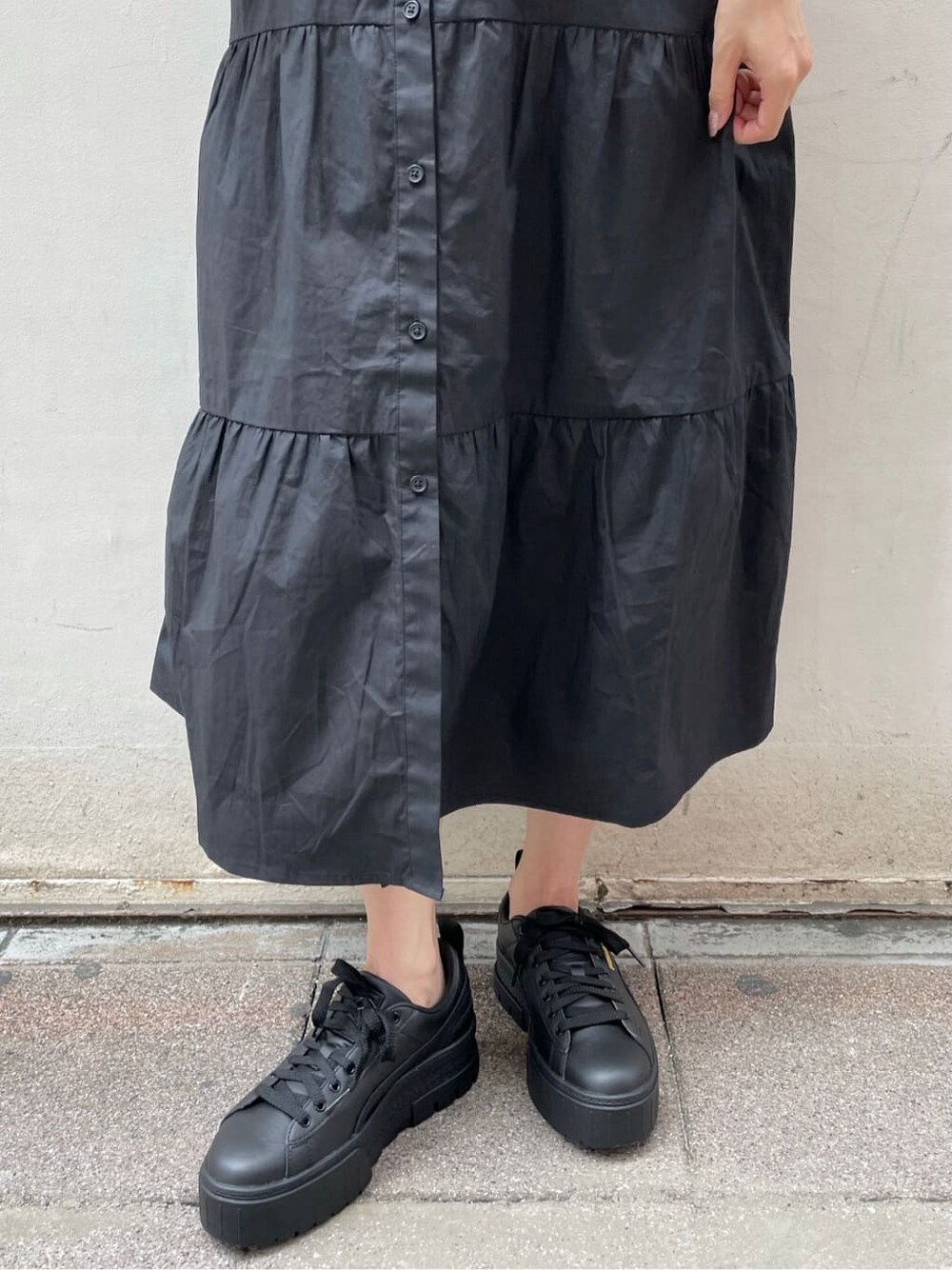 ブラック系のワンピース、ブラック系のその他シューズ、ブラック系のキャスケットを着用したレディースの秋コーディネートの10枚目の写真