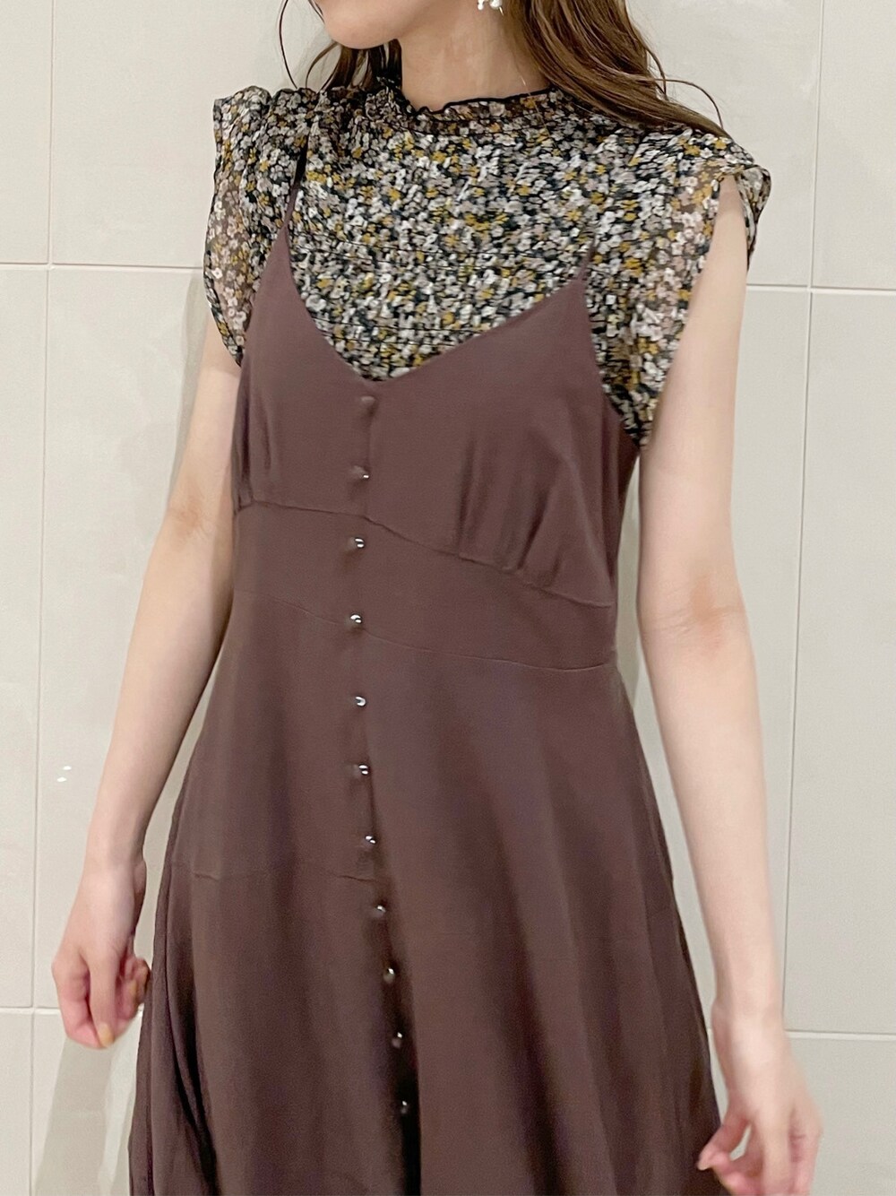 その他のサンダル、その他のシャツ/ブラウス、ブラウン系のワンピースを着用したレディースの春コーディネートの4枚目の写真