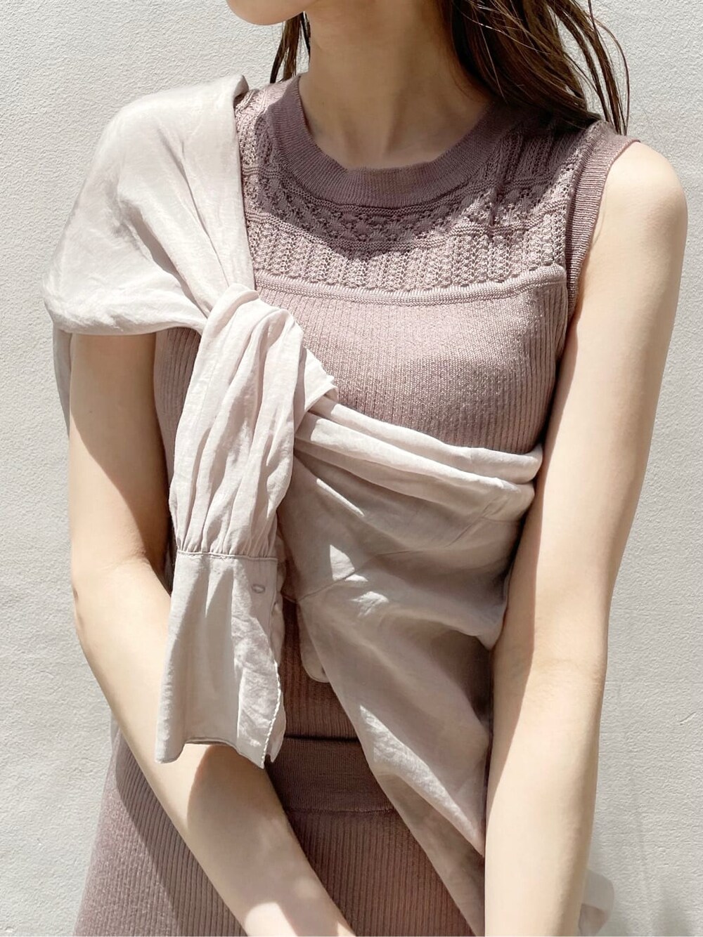 ベージュ系のシャツ/ブラウス、ベージュ系のスカート、その他のサンダルを着用したレディースの夏コーディネートの5枚目の写真