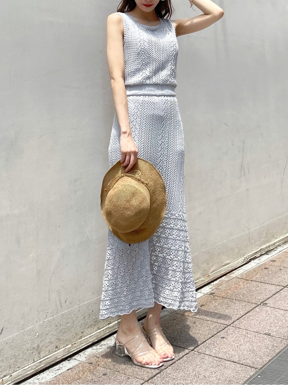 ブルー系のワンピース、その他のサンダル、その他のサンダルを着用したレディースの夏コーディネートの4枚目の写真