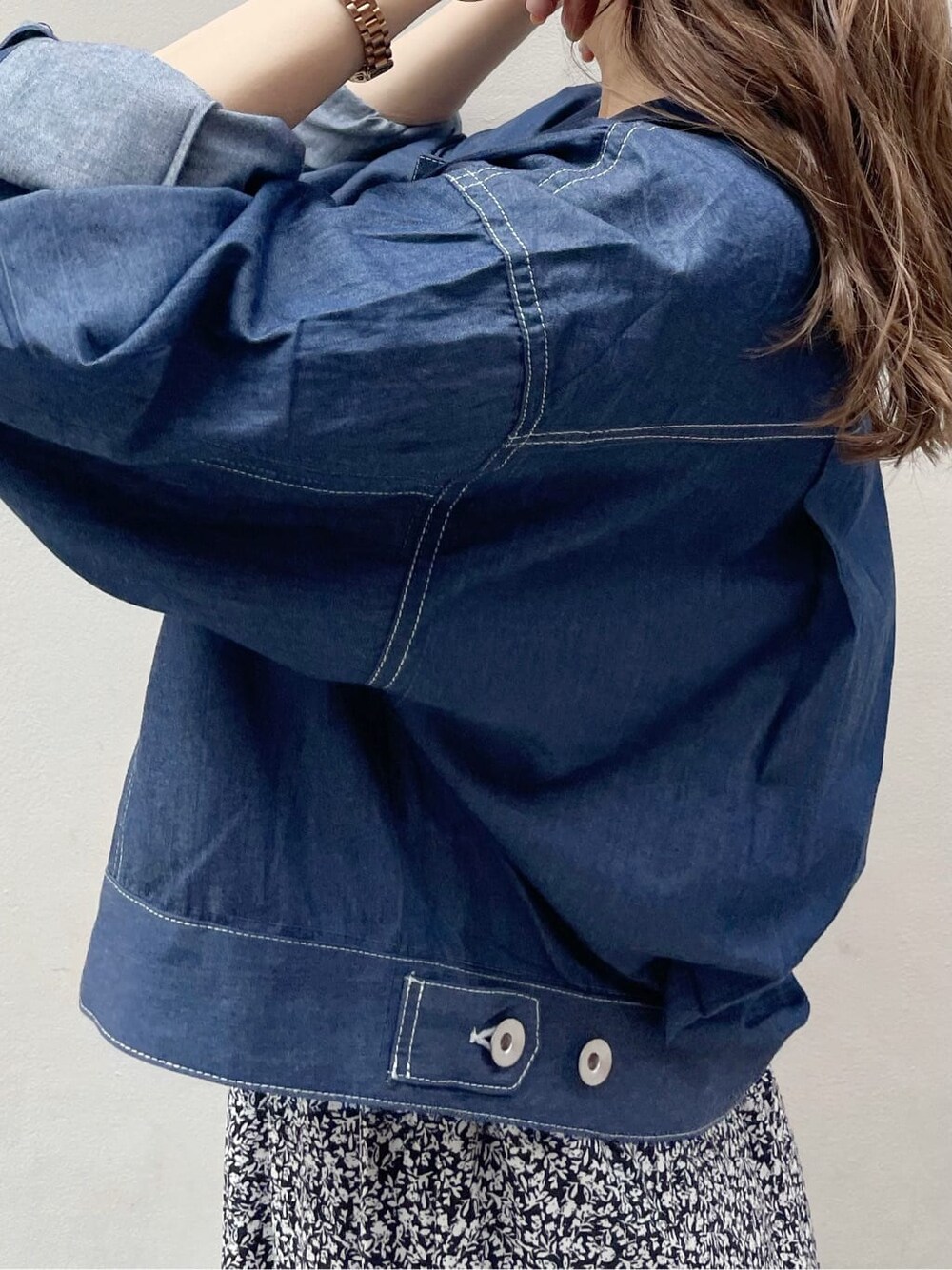 ブルー系のシャツ/ブラウス、ブラウン系のサンダル、ブラック系のワンピースを着用したレディースの夏コーディネートの8枚目の写真