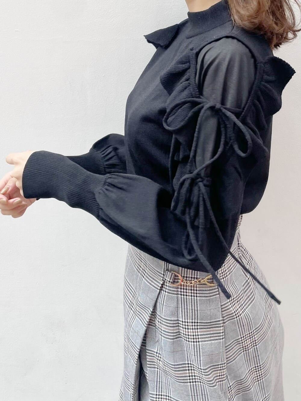 ブラック系のブーツ、ブラック系のニット/セーター、その他のスカートを着用したレディースの冬コーディネートの6枚目の写真