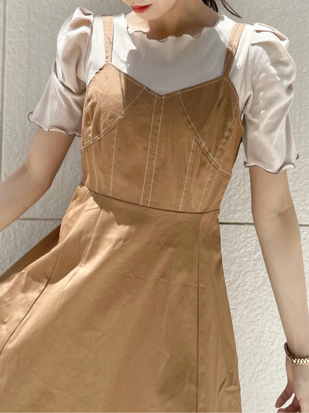 ブラウン系のワンピース、その他のサンダル、ホワイト系のTシャツ/カットソーを着用したレディースの夏コーディネートの4枚目の写真