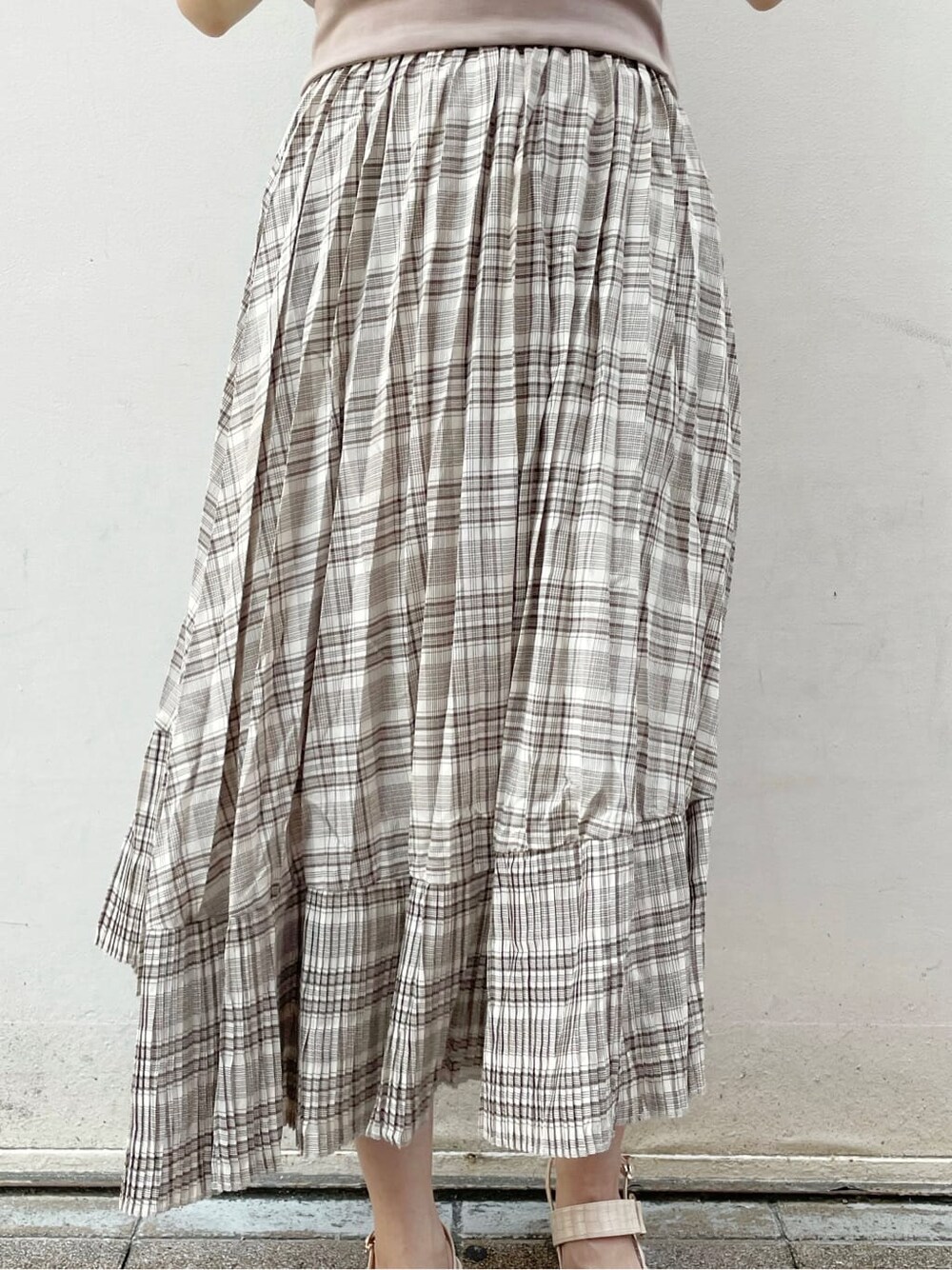 ベージュ系のスカート、ブラウン系のTシャツ/カットソーを着用したレディースの夏コーディネートの9枚目の写真