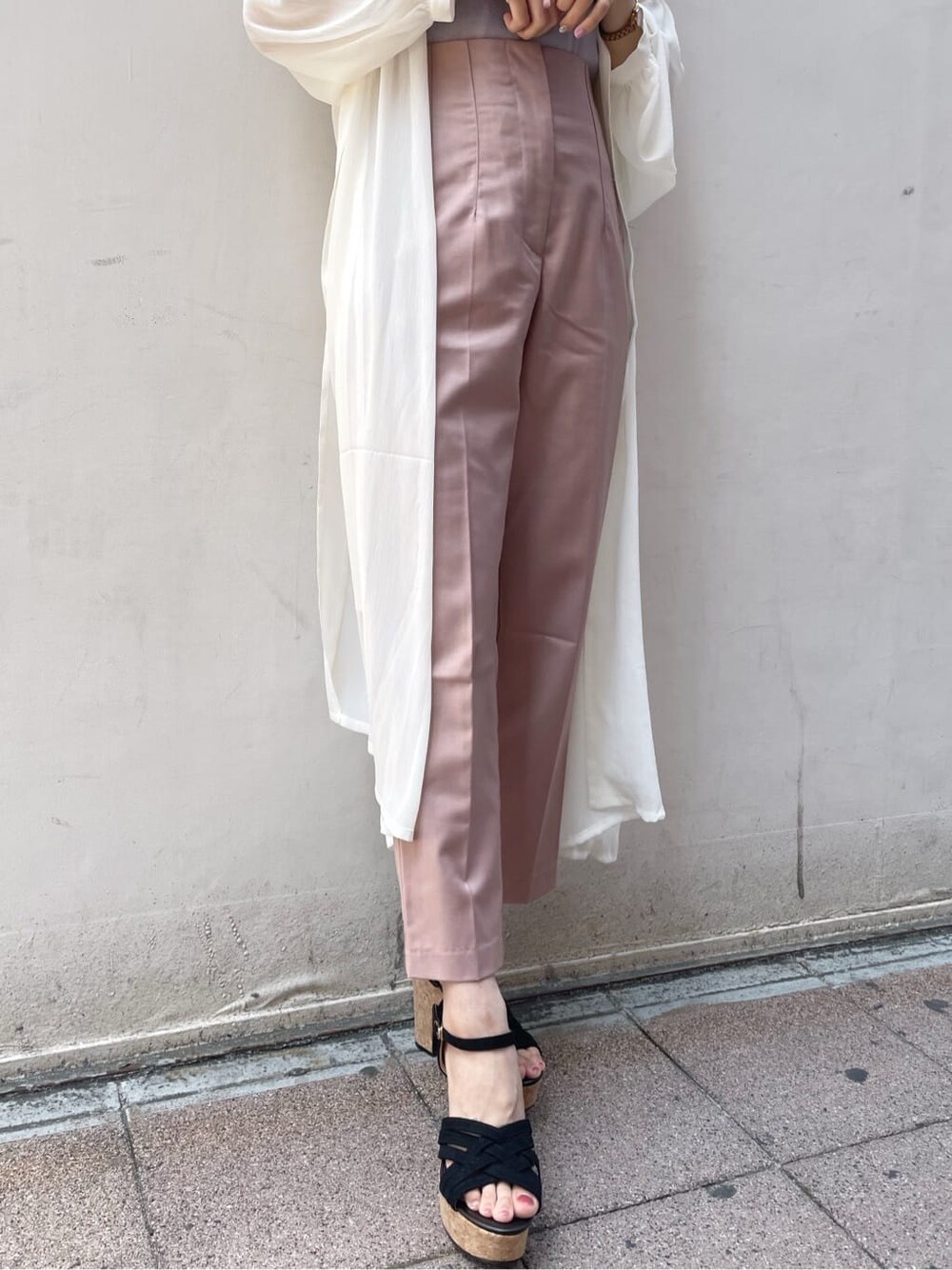 ブラック系のサンダル、ホワイト系のシャツ/ブラウス、パープル系のニット/セーターを着用したレディースの春コーディネートの10枚目の写真