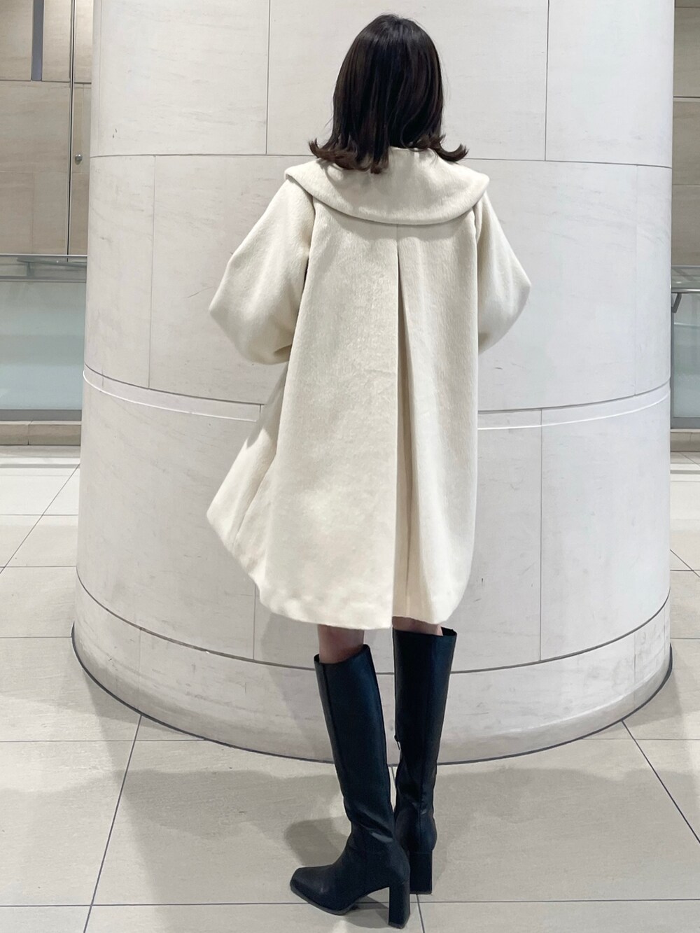 ベージュ系のその他アウター、ブルー系のシャツ/ブラウス、ブルー系のスカートを着用したレディースの秋コーディネートの3枚目の写真