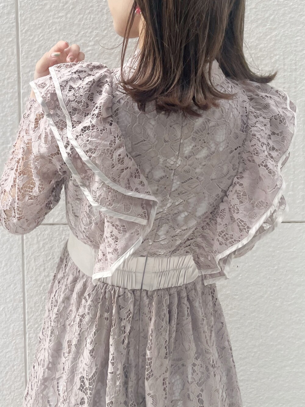 ピンク系のワンピース、グレー系のパンプスを着用したレディースの冬コーディネートの7枚目の写真