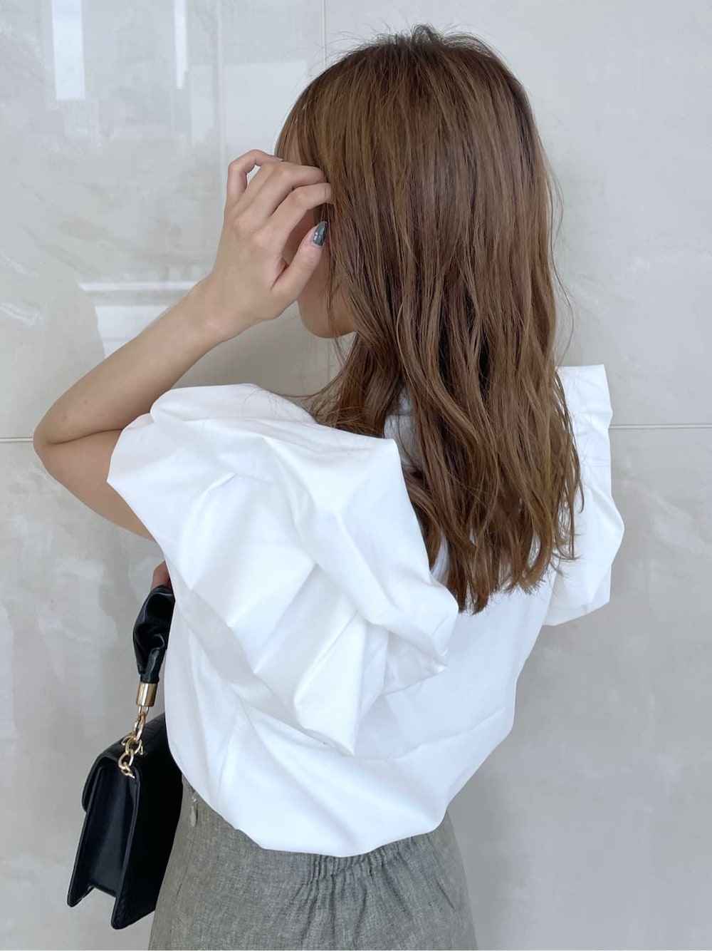 ホワイト系のシャツ/ブラウス、グリーン系のスカート、ブラック系のパンプスを着用したレディースの秋コーディネートの5枚目の写真