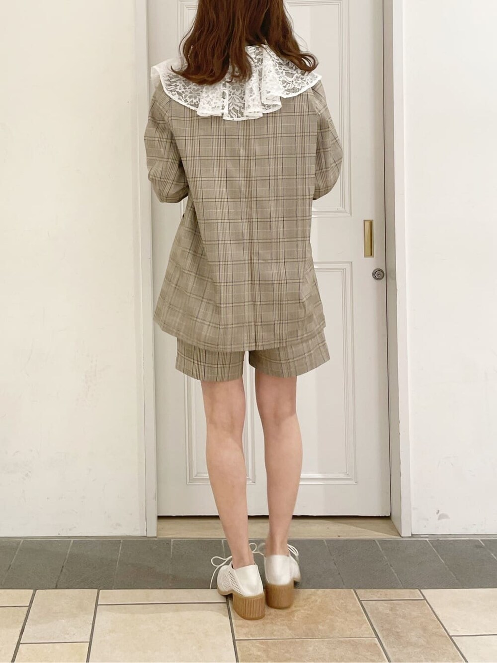 その他のテーラードジャケット、その他のその他パンツ、ホワイト系のシャツ/ブラウスを着用したレディースの冬コーディネートの2枚目の写真