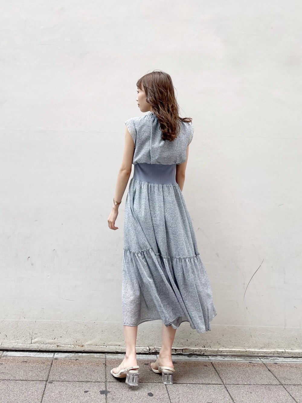 ホワイト系のワンピース、ブルー系のワンピース、その他のサンダルを着用したレディースの春コーディネートの3枚目の写真