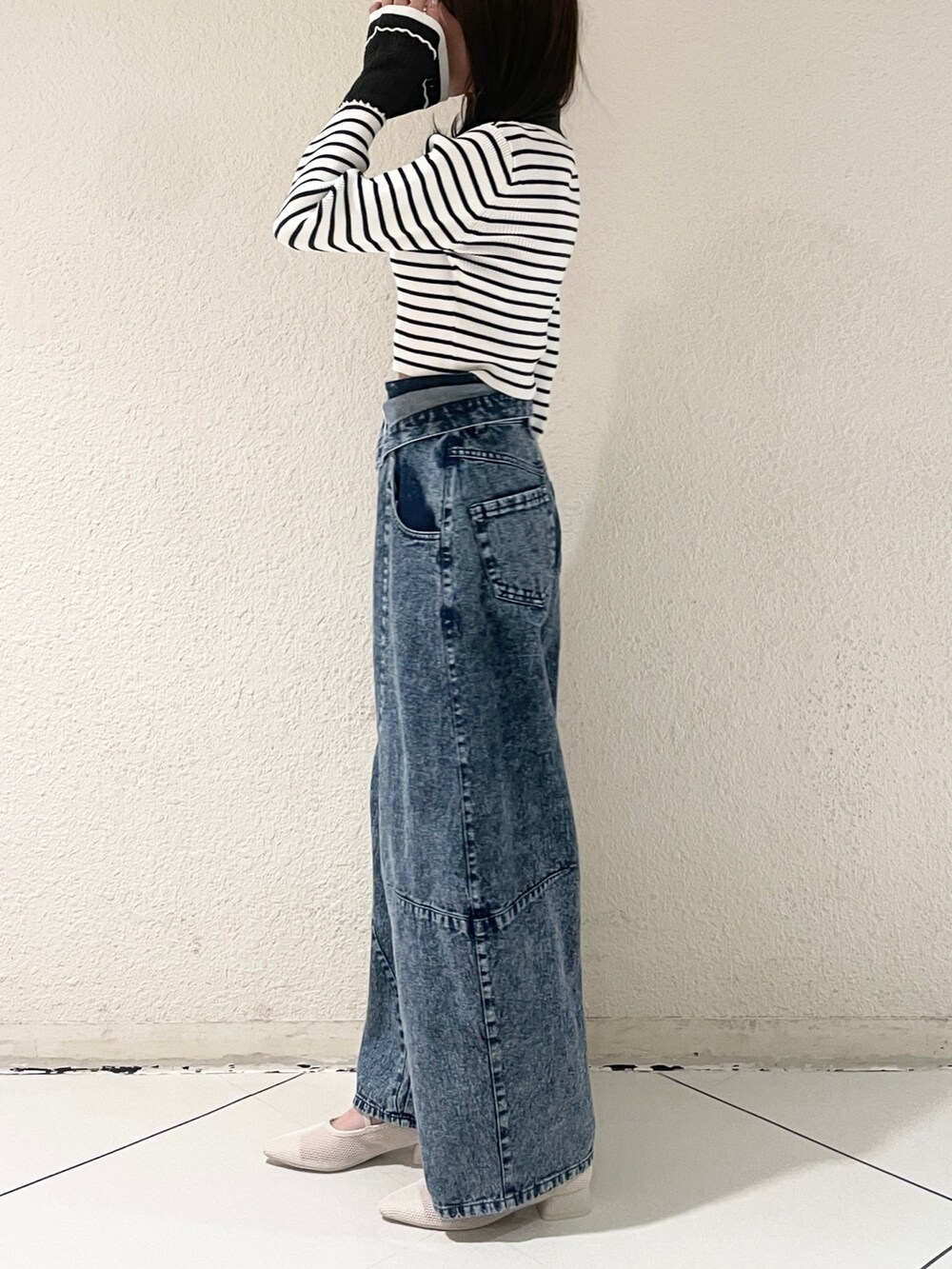 その他のデニムパンツ、その他のニット/セーター、ホワイト系のパンプスを着用したレディースの冬コーディネートの4枚目の写真