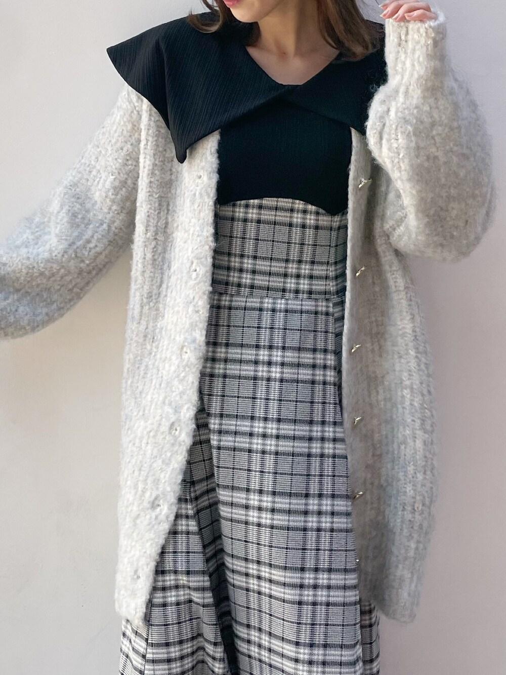 ブルー系のカーディガン/ボレロ、グレー系のワンピース、ブラック系のブーツを着用したレディースの冬コーディネートの6枚目の写真