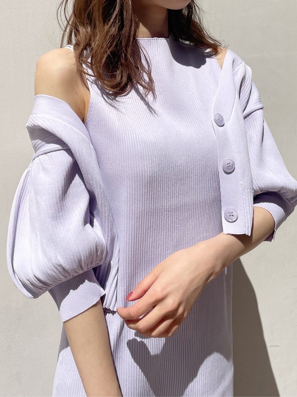 パープル系のワンピース、ブラック系のパンプス、ブラック系のハンドバッグを着用したレディースの春コーディネートの7枚目の写真