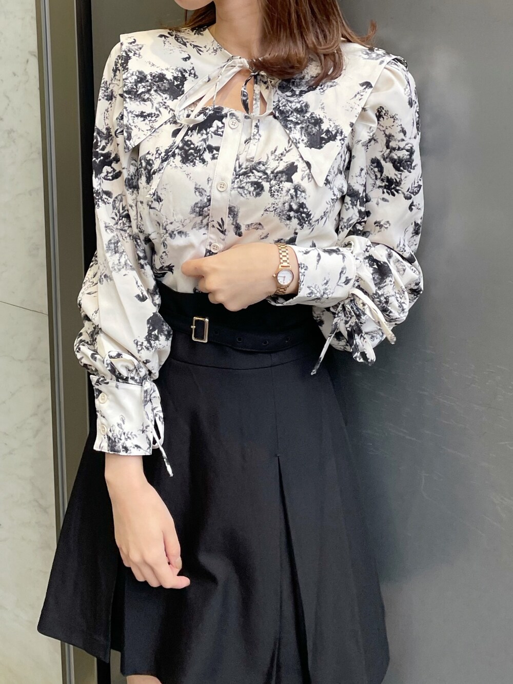 ホワイト系のシャツ/ブラウス、ブラック系のスカート、ブラック系のブーツを着用したレディースの冬コーディネートの4枚目の写真