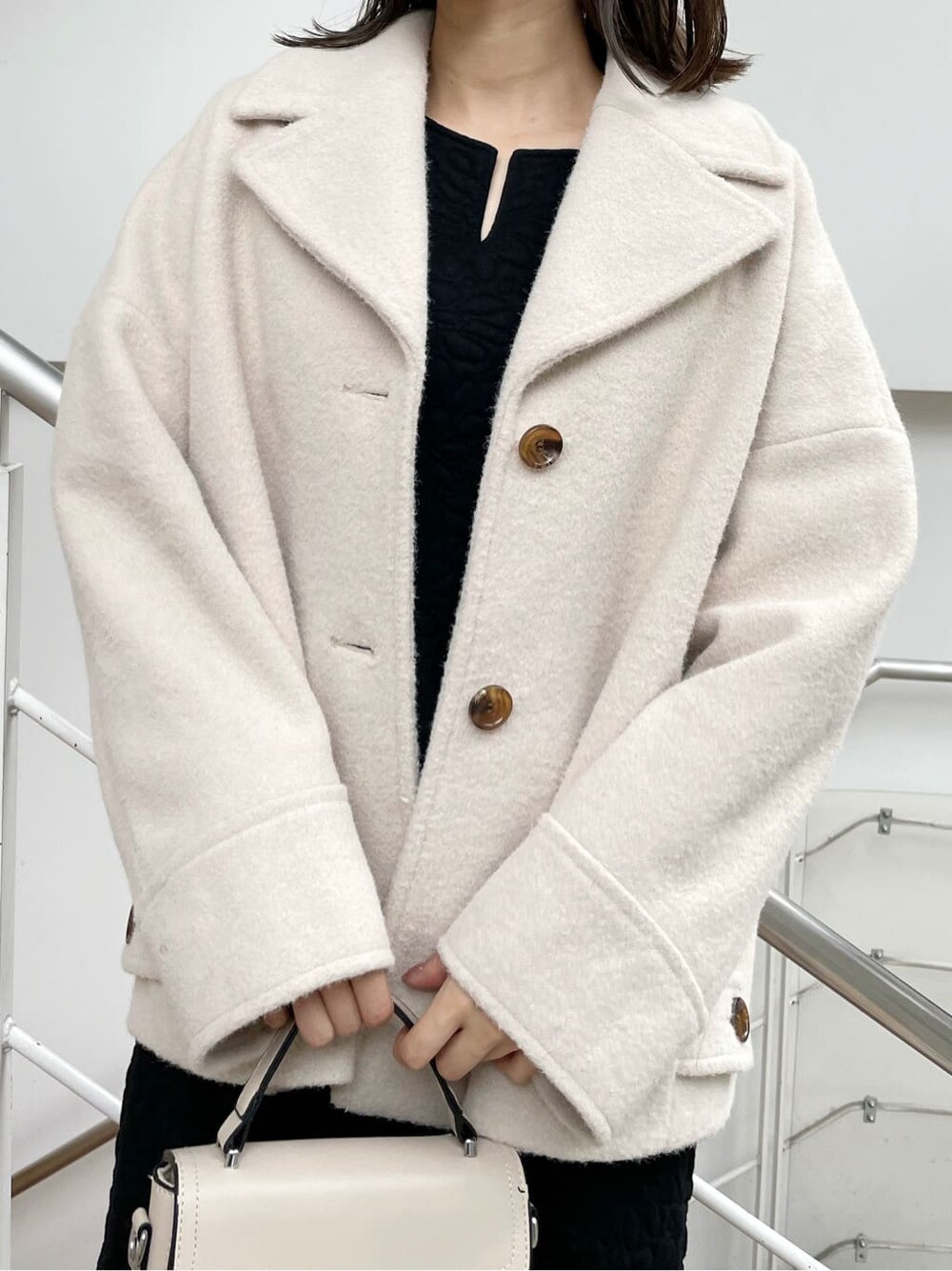 ブラック系のチュニック、ホワイト系のその他アウター、ブラック系のブーツを着用したレディースの夏コーディネートの4枚目の写真