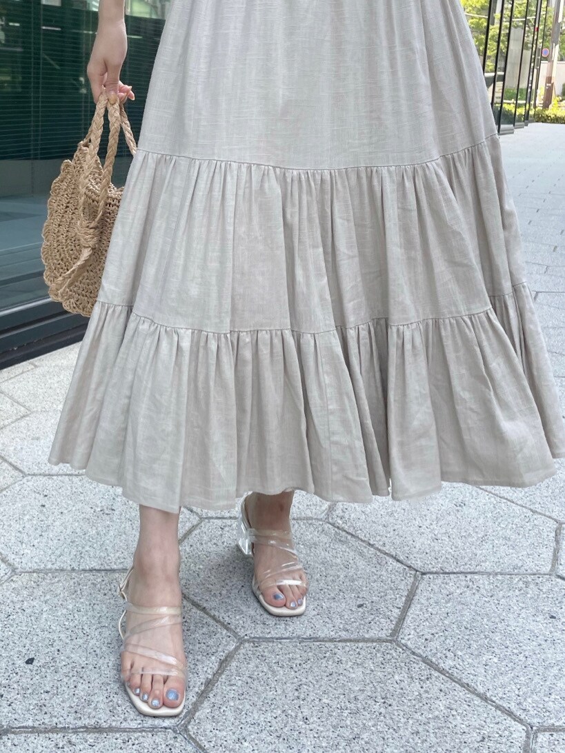 ベージュ系のシャツ/ブラウス、ベージュ系のスカート、その他のサンダルを着用したレディースの春コーディネートの10枚目の写真