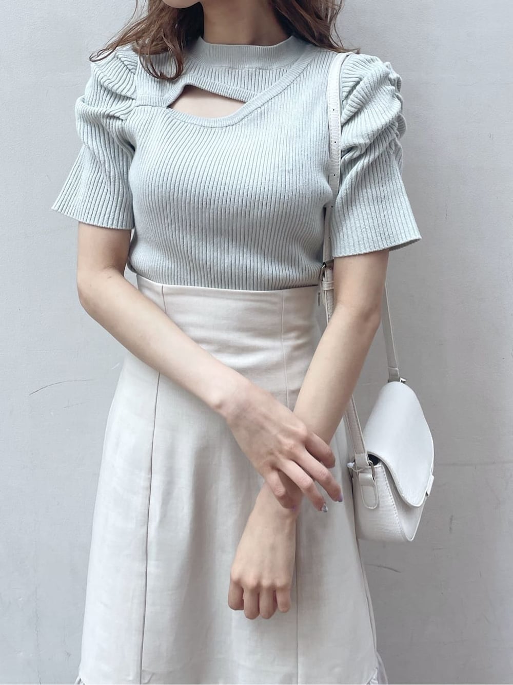 その他のサンダル、ホワイト系のショルダーバッグ、グレー系のTシャツ/カットソーを着用したレディースの春コーディネートの4枚目の写真