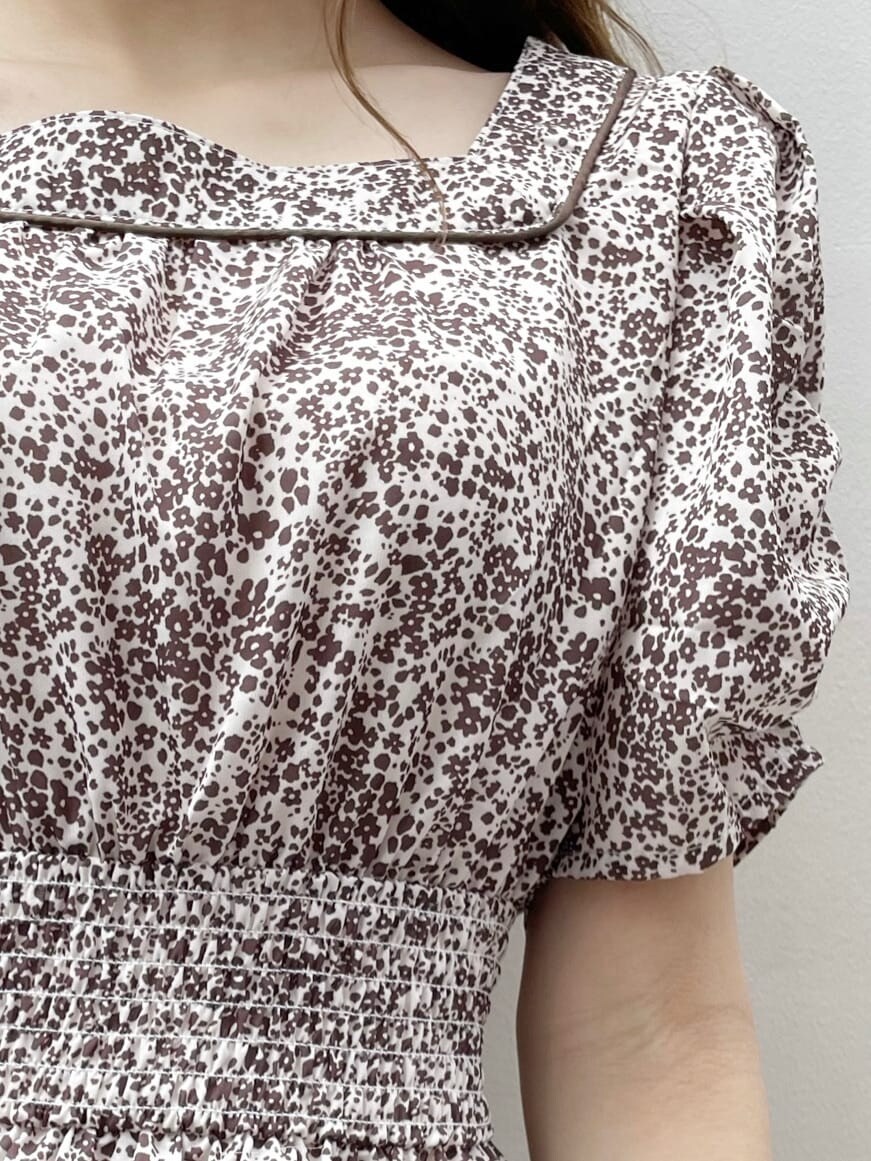 その他のサンダル、ベージュ系のトートバッグ、ブラウン系のワンピースを着用したレディースの夏コーディネートの6枚目の写真