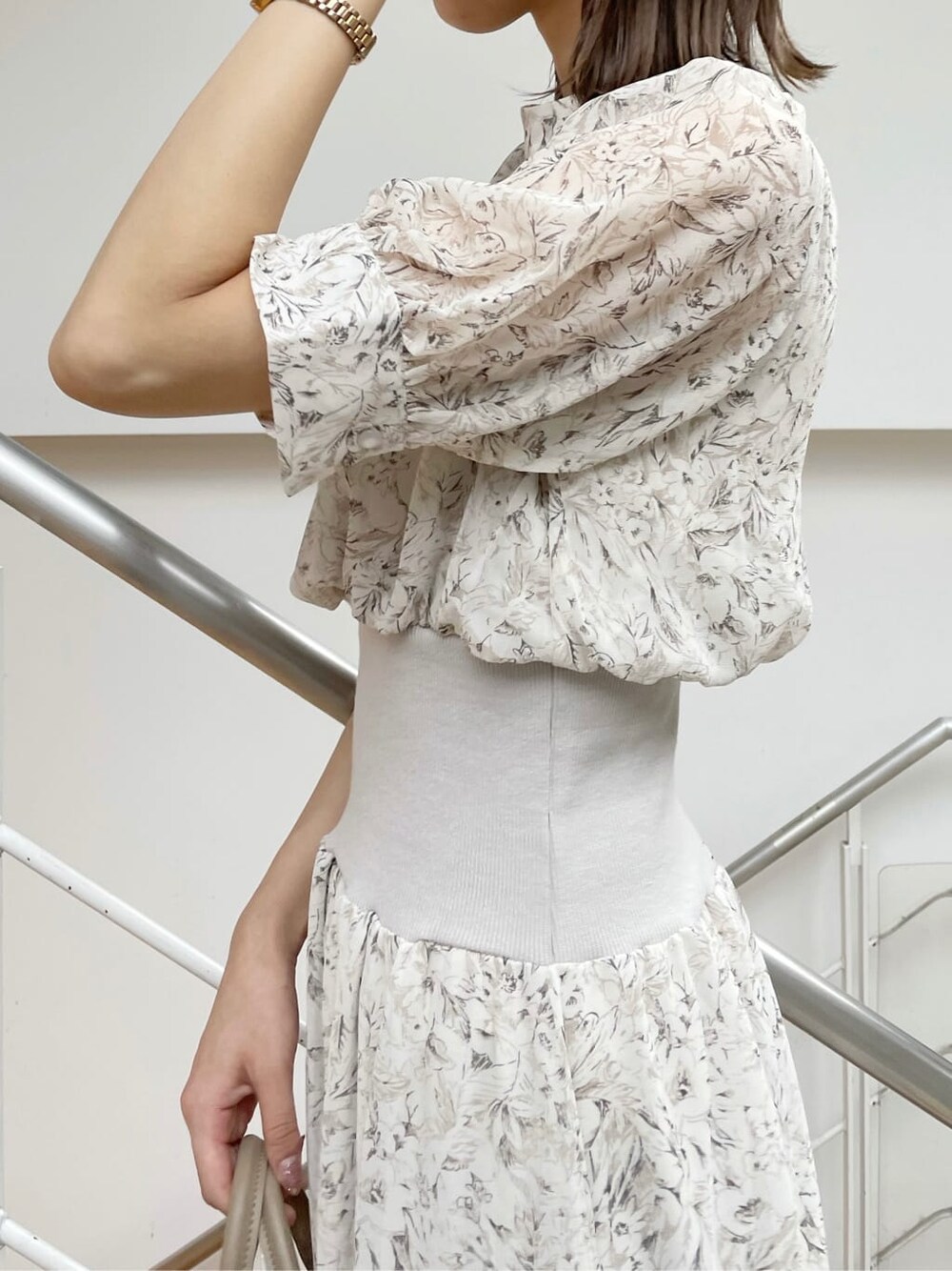 ホワイト系のワンピース、ベージュ系のワンピース、ベージュ系のブーツを着用したレディースの秋コーディネートの7枚目の写真