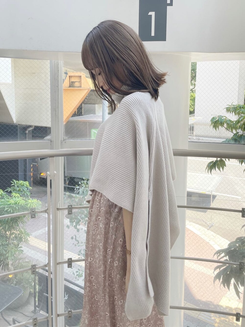 ピンク系のワンピース、ベージュ系のニット/セーター、ベージュ系のハンドバッグを着用したレディースの秋コーディネートの6枚目の写真