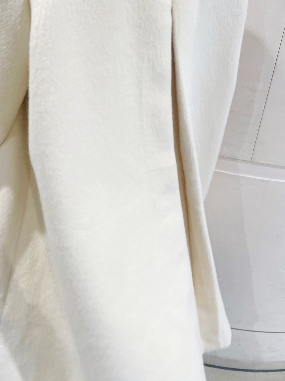 ベージュ系のその他アウター、ブルー系のシャツ/ブラウス、ブルー系のスカートを着用したレディースの秋コーディネートの9枚目の写真