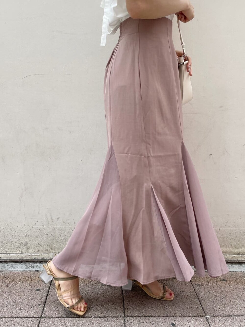 その他のサンダル、ホワイト系のシャツ/ブラウス、ホワイト系のハンドバッグを着用したレディースの春コーディネートの10枚目の写真