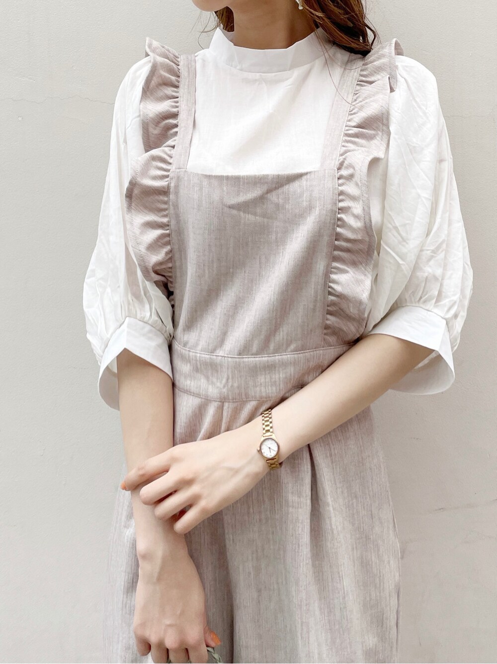 ブラウン系のサロペット/オーバーオール、ホワイト系のシャツ/ブラウス、グリーン系のショルダーバッグを着用したレディースの夏コーディネートの5枚目の写真