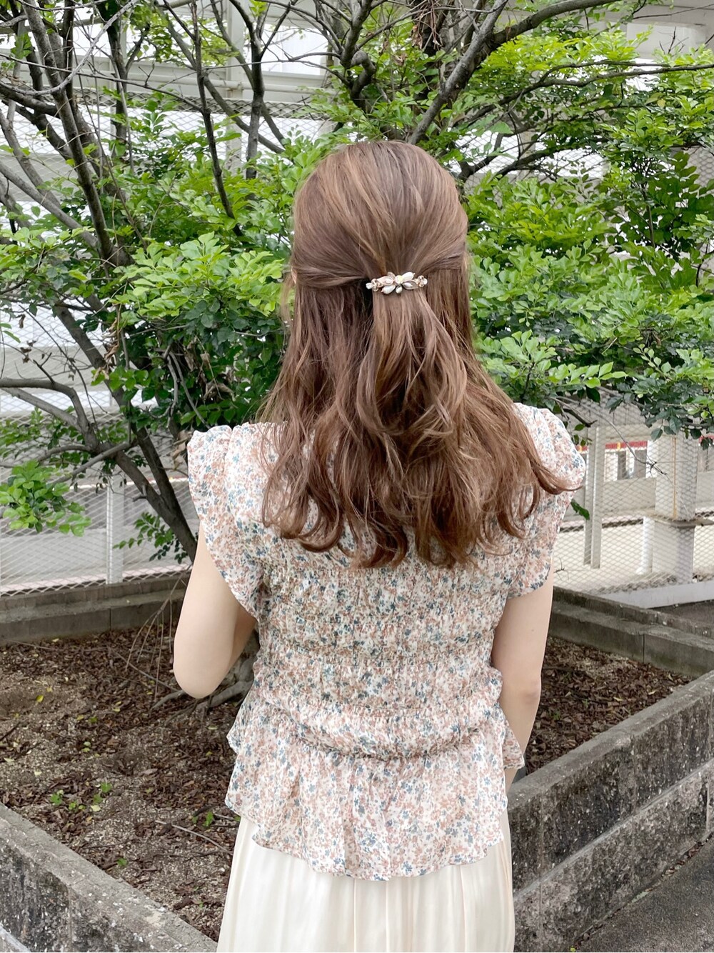 ホワイト系のスカート、その他のシャツ/ブラウス、その他のサンダルを着用したレディースの春コーディネートの7枚目の写真