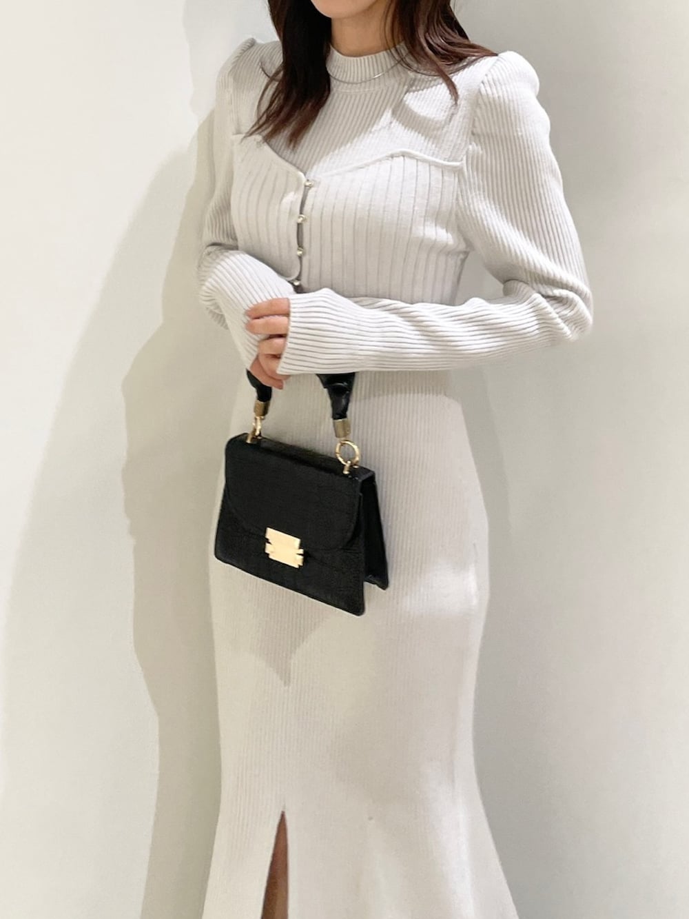 ブラック系のブーツ、グレー系のワンピースを着用したレディースの秋コーディネートの5枚目の写真