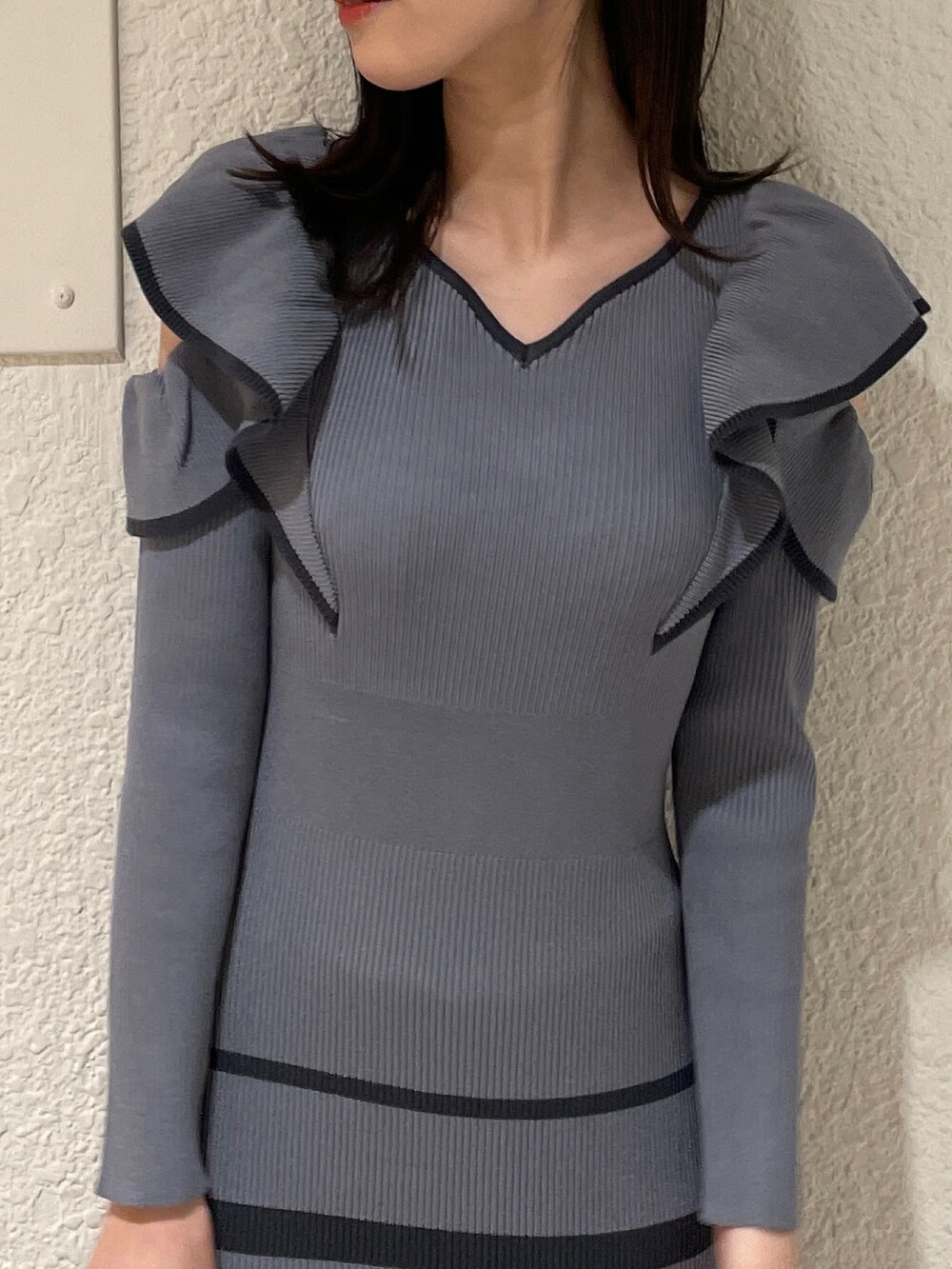 グレー系のワンピース、ブラック系のブーツを着用したレディースの冬コーディネートの6枚目の写真