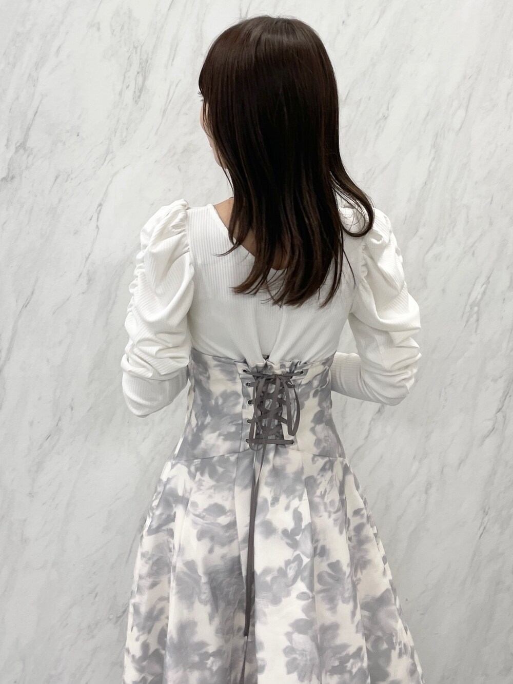 ホワイト系のワンピース、ブラック系のパンプスを着用したレディースの秋コーディネートの6枚目の写真