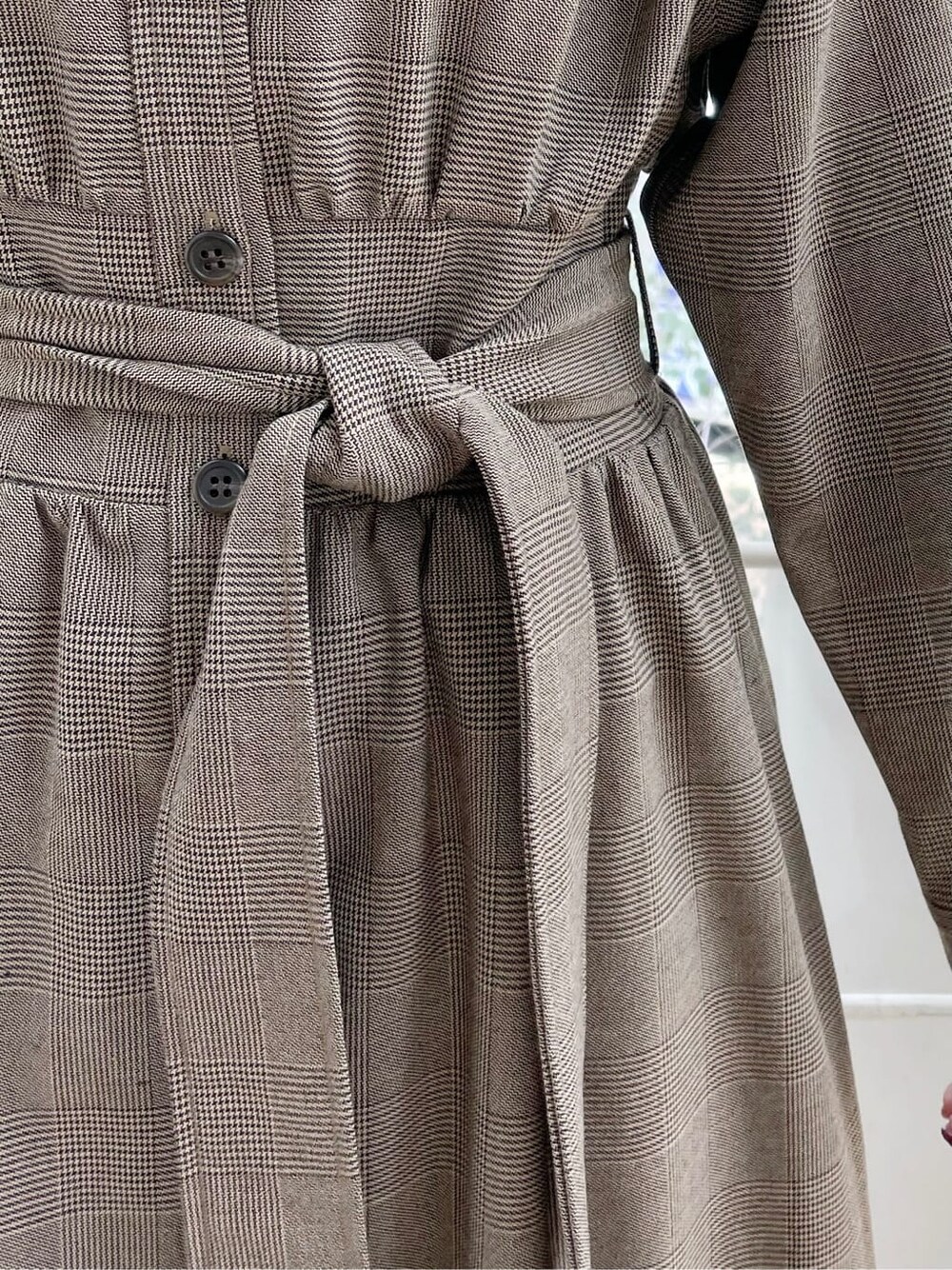 ホワイト系のパンプス、その他のワンピースを着用したレディースの秋コーディネートの7枚目の写真