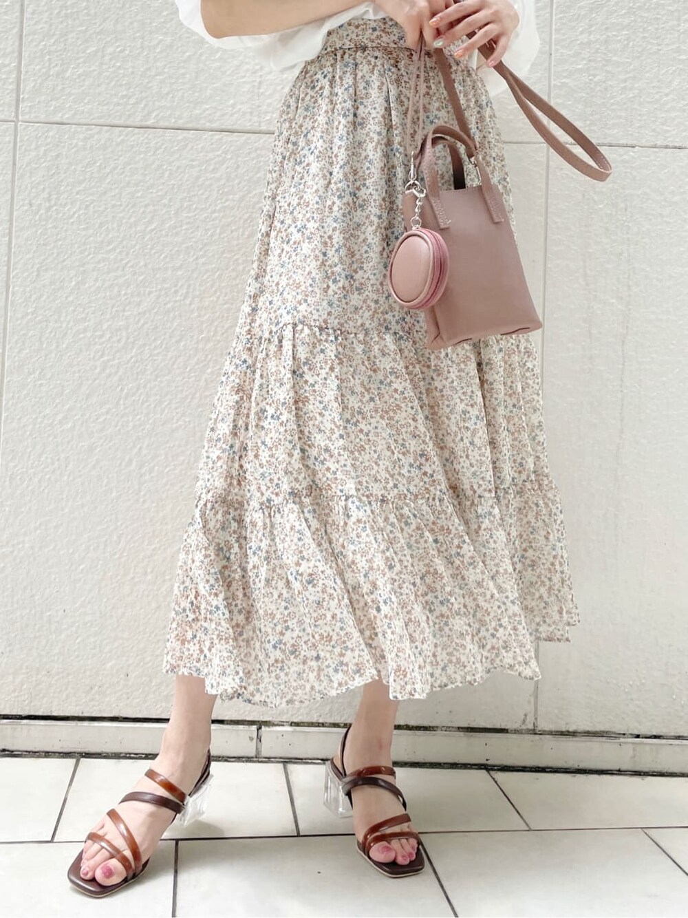 ブラウン系のハンドバッグ、ブラウン系のサンダル、ホワイト系のシャツ/ブラウスを着用したレディースの夏コーディネートの10枚目の写真