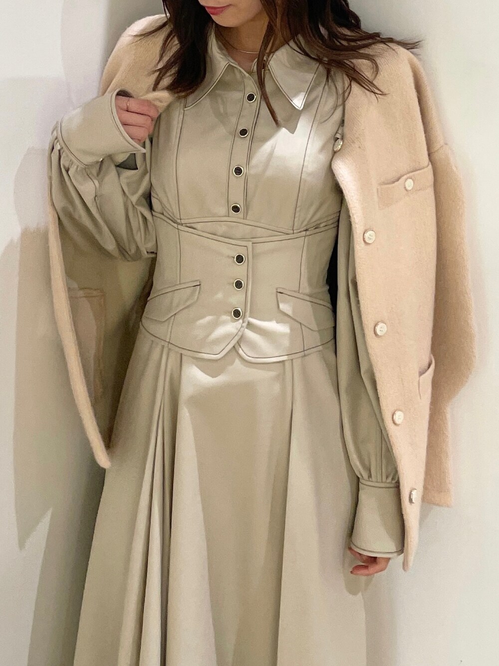 ブラック系のローファー、ホワイト系のワンピース、ベージュ系のカーディガン/ボレロを着用したレディースの秋コーディネートの6枚目の写真