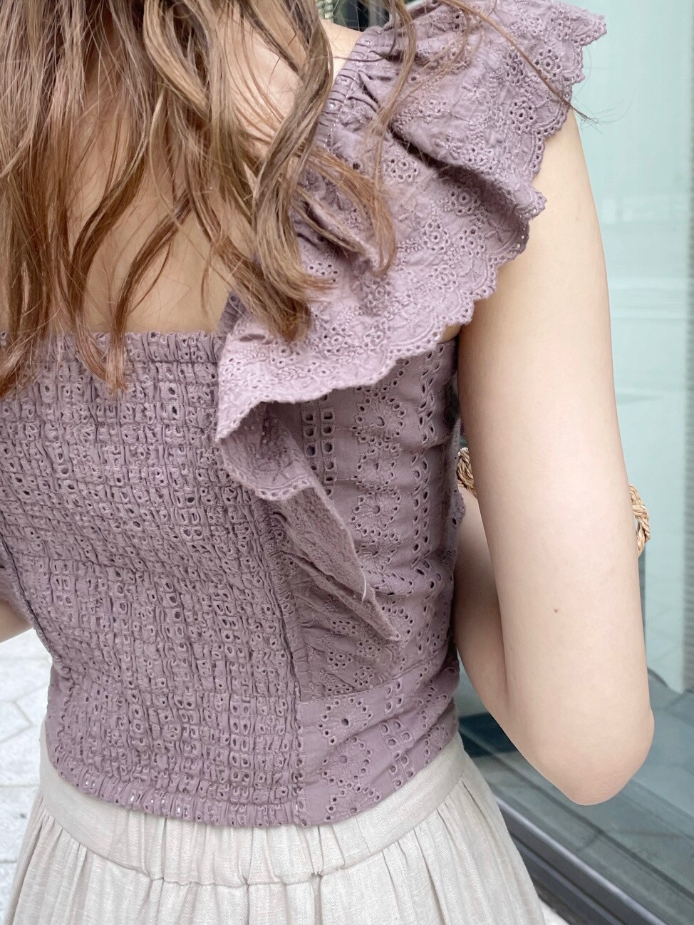 ベージュ系のシャツ/ブラウス、ベージュ系のスカート、その他のサンダルを着用したレディースの春コーディネートの9枚目の写真