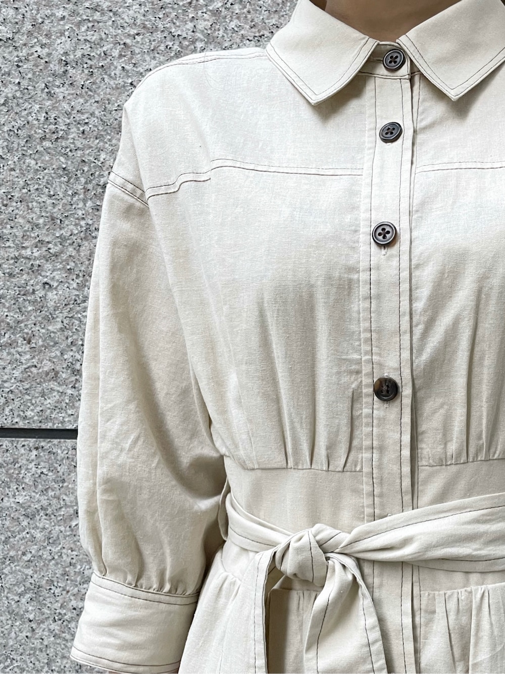 グリーン系のショルダーバッグ、ホワイト系のワンピース、その他のサンダルを着用したレディースの夏コーディネートの7枚目の写真