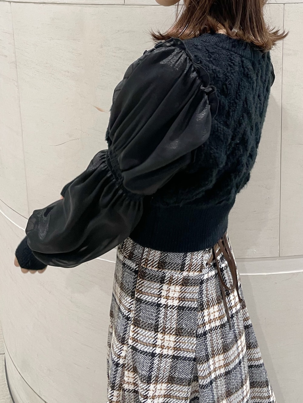 その他のスカート、ブラック系のニット/セーター、ブラック系のブーツを着用したレディースの冬コーディネートの5枚目の写真