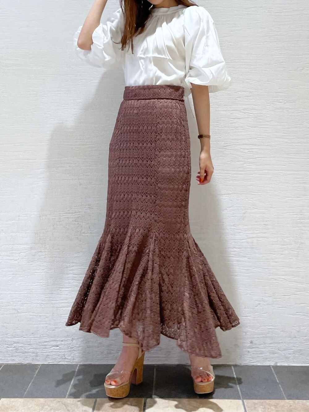 ブラウン系のスカート、ブラウン系のスカート、ホワイト系のシャツ/ブラウスを着用したレディースの夏コーディネートの2枚目の写真