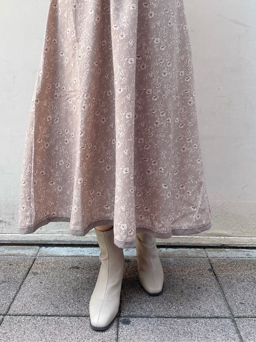 ピンク系のワンピース、ベージュ系のブーツを着用したレディースの夏コーディネートの10枚目の写真