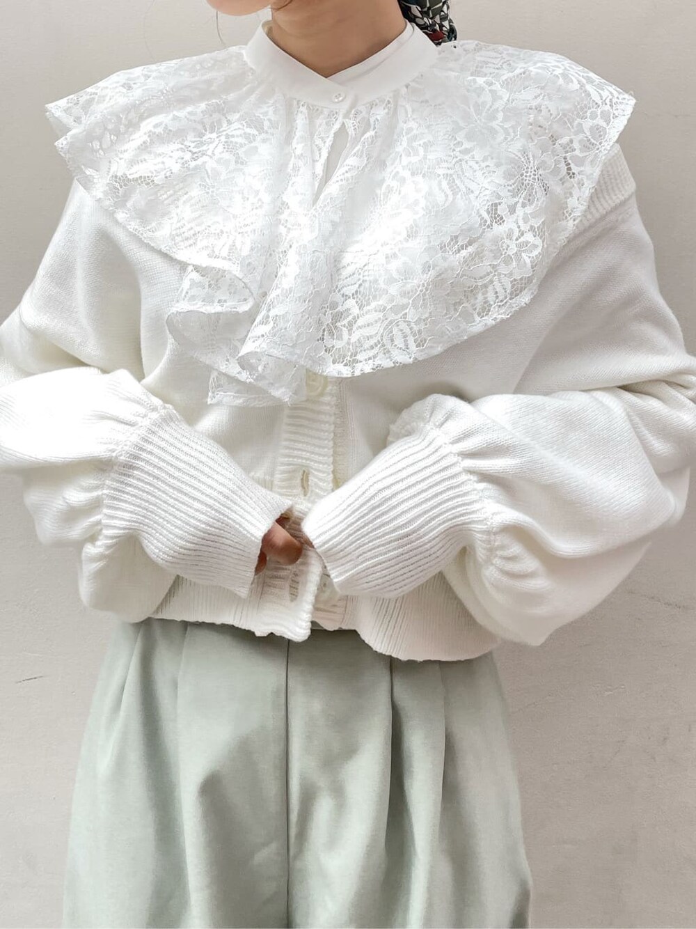 グリーン系のその他パンツ、ホワイト系のシャツ/ブラウス、ホワイト系のカーディガン/ボレロを着用したレディースの冬コーディネートの4枚目の写真