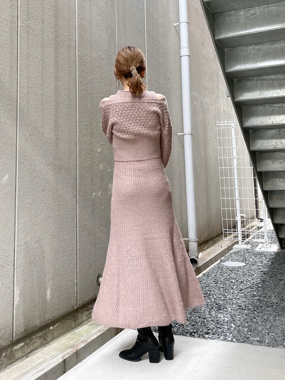 ベージュ系のワンピース、ブラック系のブーツ、ベージュ系のハンドバッグを着用したレディースの秋コーディネートの4枚目の写真