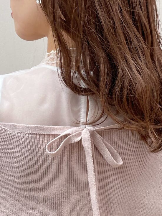 ブラウン系のスカート、ホワイト系のパンプス、ホワイト系のショルダーバッグを着用したレディースの春コーディネートの7枚目の写真