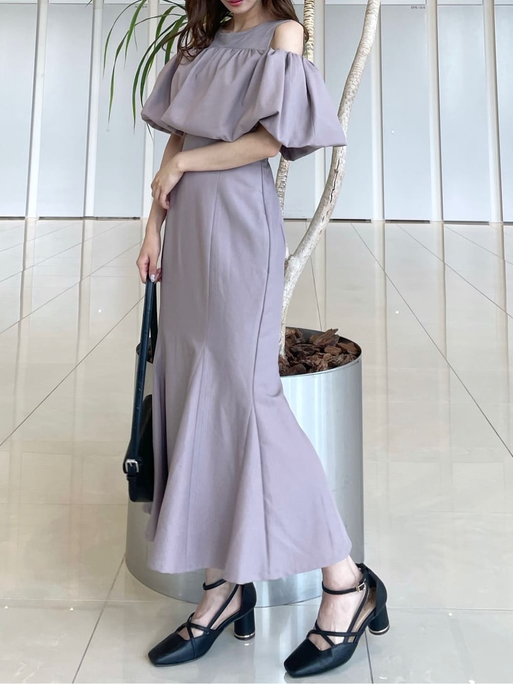 ピンク系のワンピース、ブラック系のパンプスを着用したレディースの秋コーディネートの3枚目の写真