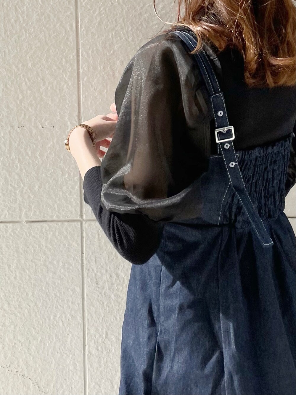 ホワイト系のブーツ、ブラック系のニット/セーター、ブルー系のワンピースを着用したレディースの冬コーディネートの8枚目の写真