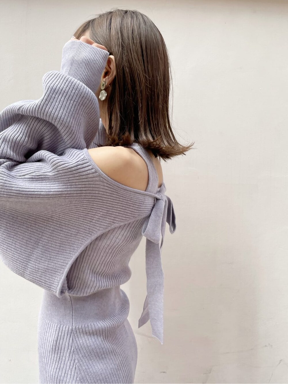 パープル系のワンピース、グレー系のブーツを着用したレディースの秋コーディネートの8枚目の写真