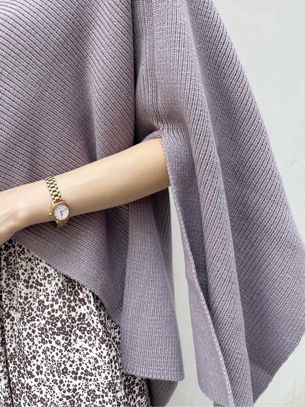 ブラウン系のワンピース、ベージュ系のブーツ、パープル系のニット/セーターを着用したレディースの秋コーディネートの8枚目の写真