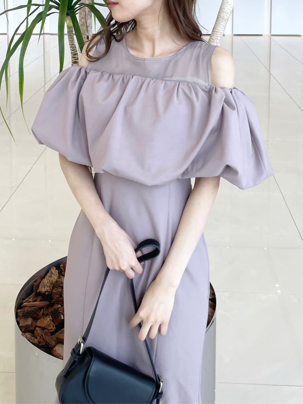 ピンク系のワンピース、ブラック系のパンプスを着用したレディースの秋コーディネートの5枚目の写真